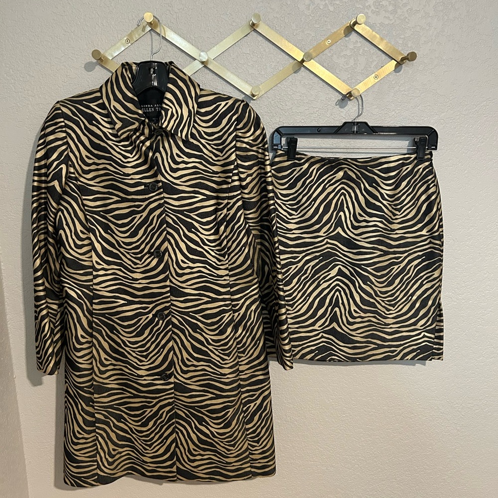 Linda Allard Ellen Tracy Black and Tan Patterned Jacket and Skirt Set